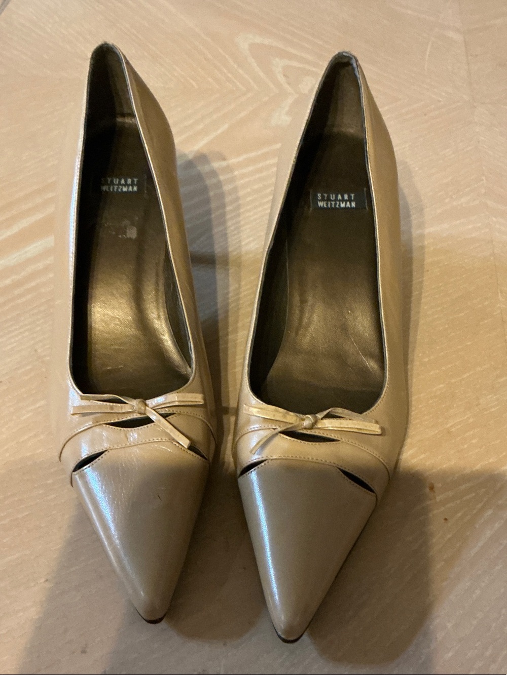 Stuart Weitzman Beige Pointed-Toe Leather Pumps with Bow Accent